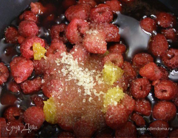 В кастрюлю положить малину, сахар, сок и цедру мандарина, влить вино. Поставить вариться минут на 10.