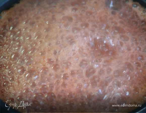 Желатин добавить в кастрюлю с малиной и дать ягоде закипеть. Снять с огня и остудить при комнатной температуре.