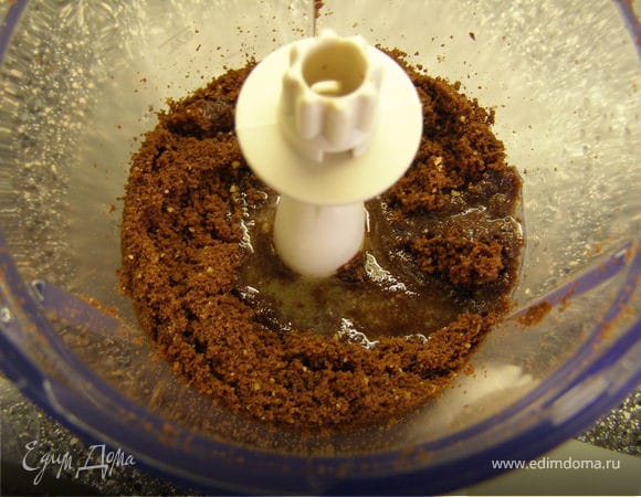 Растопить сливочное масло в СВЧ и влить в блендер. Ещё раз взбить.