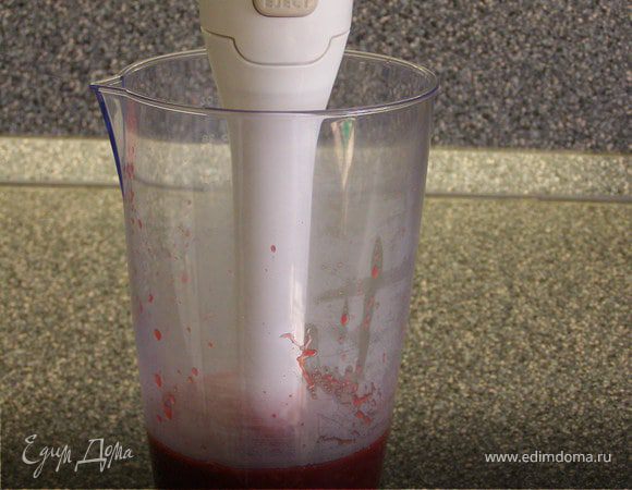 Взбить малину. Можно перетереть через сито, чтобы избавиться от косточек, но мне нравится видеть текстуру ягоды на срезе.