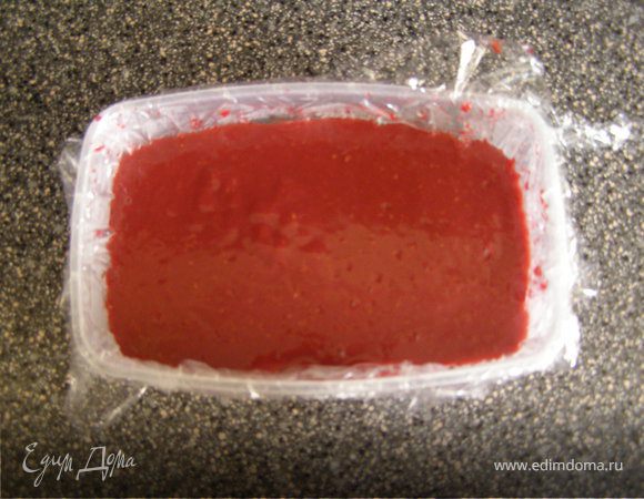 Вылить малину вторым слоем в форму. Поставить в холодильник для застывания.