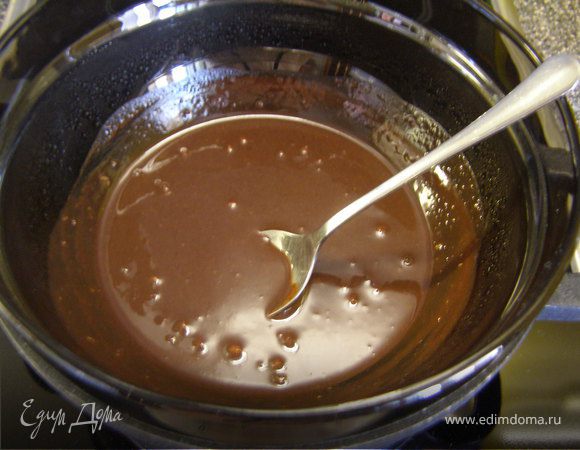 На водяной бане сварить глазурь.