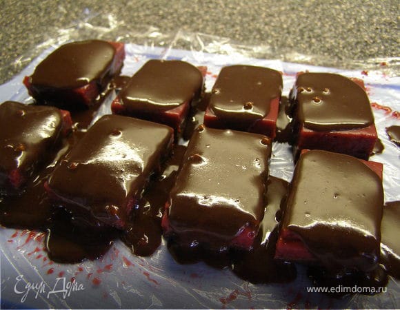 Полить чуть остывшей глазурью конфеты. Я боялась, что горячая глазурь расплавит малиновый слой, но, благо, этого не произошло))
Поставить в холодильник готовые конфеты, чтобы шоколад застыл.
