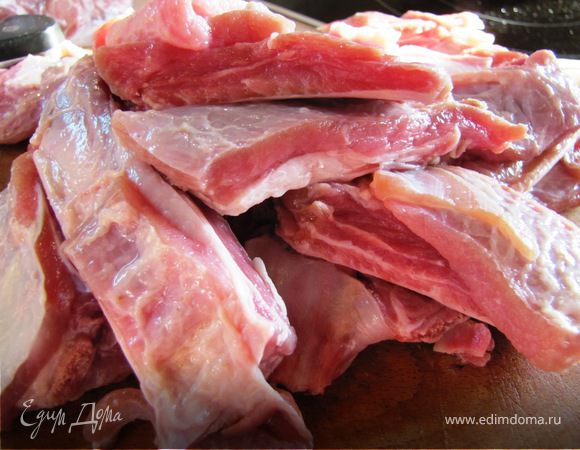 Ребрышки вымыть, порезать.