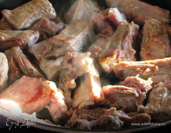 Выложить на сухую горячую сковороду, дабы обсушить. 