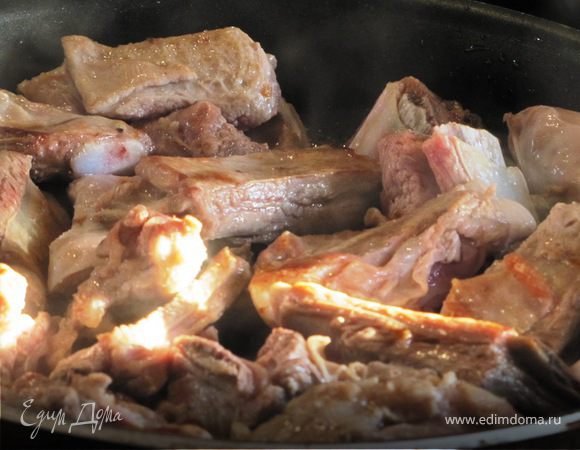 Добавить растительное масло, перемешать. Убавить огонь до умеренного.