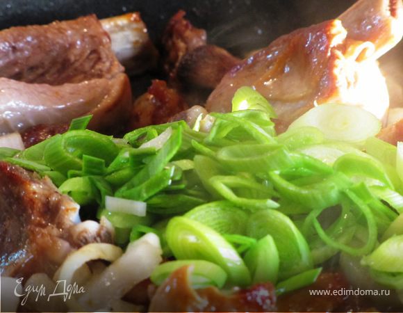 Обжариваем минут 5-10 минут и добавляем нарезанный молодой чеснок.