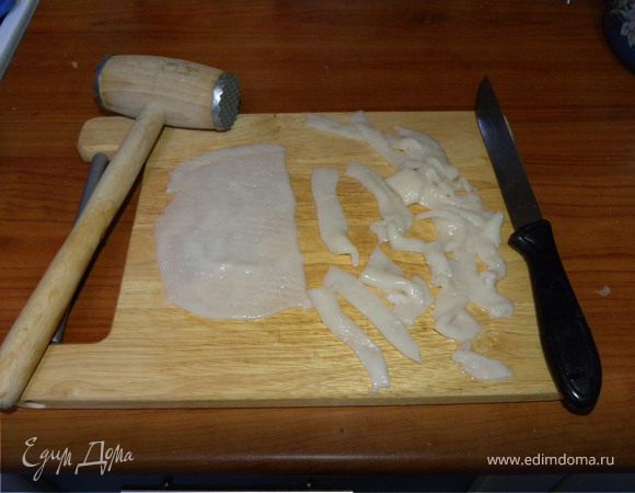 Филе кальмара отбить, нарезать полосками.