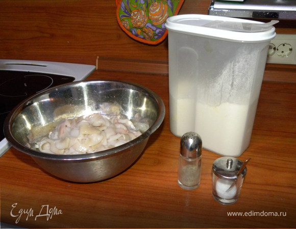 Нарезанное филе посолить, поперчить, обвалять в муке. Обжарить на сливочном масле (сильный огонь) до образования золотистой корочки.