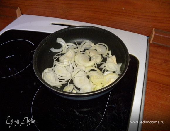 Лук нарезать полукольцами и обжарить на сливочном масле до золотистого цвета.