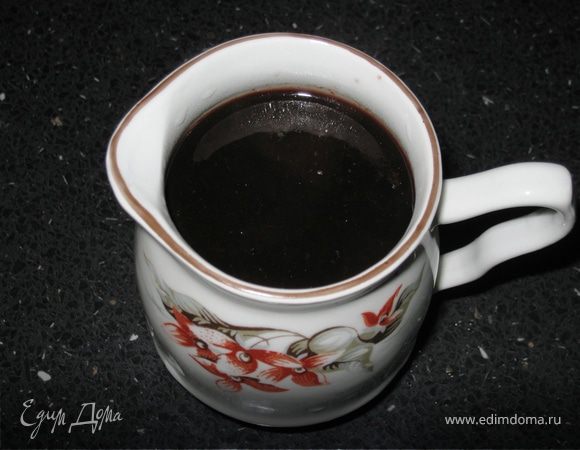 Варенье, у меня абрикосовое, нагреть с вином, пока не раствориться. Разбавить до негустой консистенции водой. Если варенье изначально жидкое - не надо. Добавить соль, специи-пряности, кипятить пару минут. Дать остыть и можно подавать. Я подавала с запеченными куриными котлетками. Думаю к любому мясу будет хорошо любителям кисло-сладких вариаций. На днях опробую в качестве маринада... Приятного аппетита! 