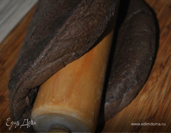 Желтки взбить с сахаром, мукой, какао. Добавить гашеную соду.
Взбить в крепкую белки, смешать аккуратно с желтками.
Форму диаметром 26 см смазать слив. маслом, вылить тесто и выпекать при тем-ре 180 гр. около 30-40 минут. Готовность проверить палочкой.
Горячий бисквит сложить пополам, вовнутрь положить скалку и оставить до полного остывания.