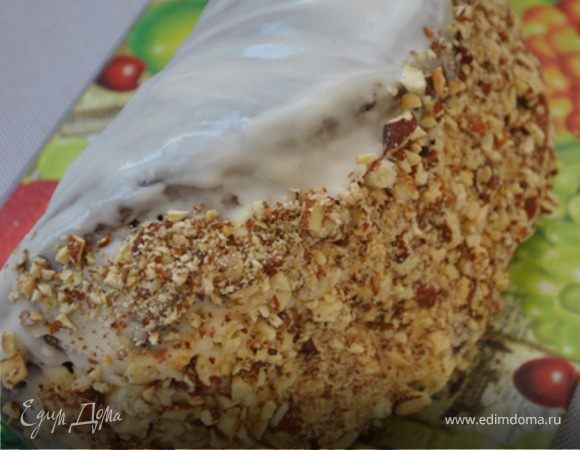 Вынуть скалку из бисквиту, заполнить образовавшуюся нишу кремом, в центр положить очищенный банан. 
Украсить торт по желанию. У меня марципановая глазурь от д-ра Эткера и молотый миндаль.