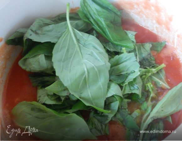 Для соуса в небольшую кастрюлю переложить томаты (предварительно можно немного размять особо крупные кусочки), довести на медленном огне до легкого бурления. Добавить соль, немного сахара (факультативно), базилик (я даже не измельчаю), немного розмарина и тмина. Здесь дело фантазии - хорошо впишется тимьян, "прованские травы", немного чеснока и (или) лимонной цедры - в общем, доверьтесь интуиции и творите! Проварить соус несколько минут, до незначительного уменьшения его объема, огонь выключить. 