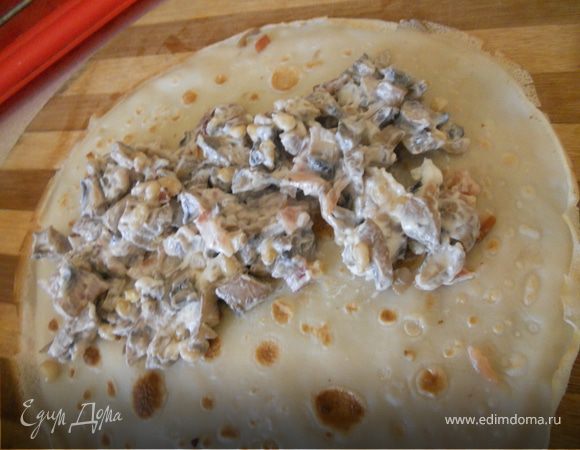 Вернуть начинку в миску, добавить пару ложек творожного сыра и начать все сначала))) Можно и без сыра обойтись, но он придает особую нежность и текстуру содержимому. 