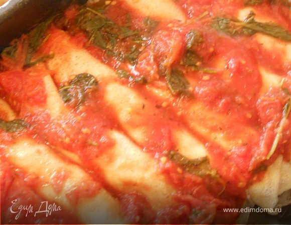Духовку предварительно разогреть до 180-200С. Жаропрочную форму смазать сливочным (оливковым) маслом, плотно выложить блинчики. Поверх равномерно распределить томатный соус. Запекать 15 минут. 