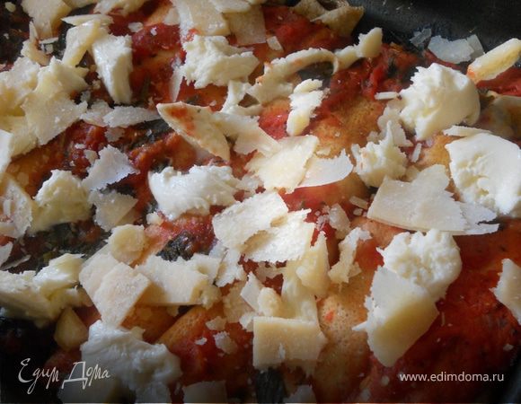 Присыпать каннелони кусочками моцареллы и стружкой пармезана, отправить в духовку еще минут на 10. Немного остудить и наслаждаться:) 