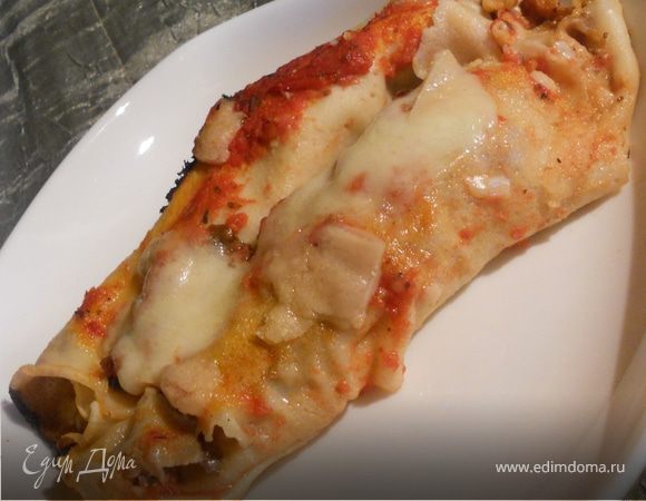 Я не буду убеждать Вас, что это офи...простите мой английский, потрясающе вкусно (особенно если бекон удачный - грибы и орешки пропитываются его соком, приобретают подкопченый привкус, а поверх этой красоты - томатный соус с пряными травами...а еще сыр, много сыра...! Кажется я немного отвлекся?!). Скажу только об одном нюансе, о котором в принципе догадывался - орешки "размокают", теряют свою хрусткость, а в прочем, может, это придает шарм всему блюду. 