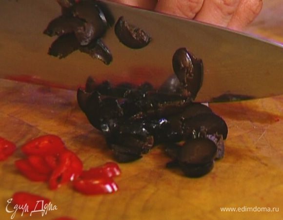 Маслины, удалив косточки, мелко порезать.