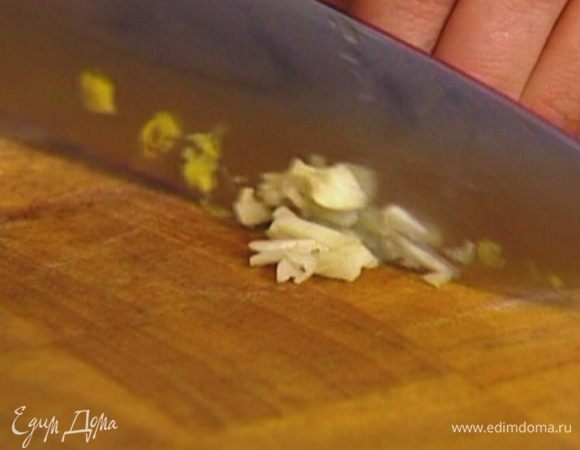 Чеснок почистить, раздавить плоской стороной ножа и мелко порубить.