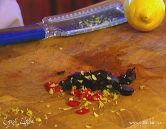 Цедру лимона натереть на мелкой терке, из половины лимона выжать сок.