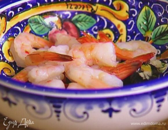 В небольшой миске соединить чили, маслины, чеснок, сок и цедру лимона. Добавить креветки, посолить и перемешать.