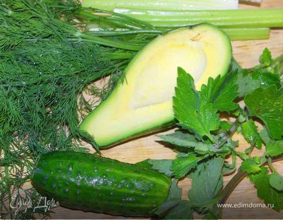 Зелень и овощи помыть и чуть обсушить.