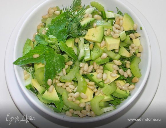 Порезать овощи и зелень.Посыпать орешками.Полить маслом.Посолить.Полить лимонным соком.Перемешать.Оставить на 5-7 мин и можно кушать.Приятного аппетита!:)