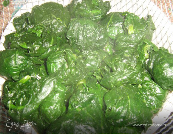 Шпинат разморозить в микроволновке или в сковороде,откинуть на дуршлаг,отжать и мелко нарезать,со свежим поступить так же,только проварить его в кипящей воде 2-3 минуты.