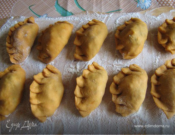 плотно защипать края теста.