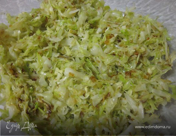 Капусту тонко нашинковать, лук мелко нарезать, обжарить на сковороде минут 5–7 до мягкости капусты, остудить.