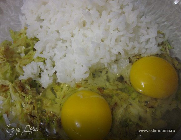 Рис отварить, остудить. Смешать с капустой и яйцами.