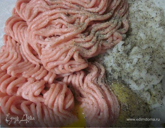 Добавить фарш, посолить, поперчить.