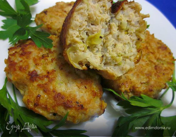 Сформировать котлеты. Можно запечь ленивые голубцы в духовке при температуре 200°C 30–35 минут. А можно обжарить на сковороде до готовности.