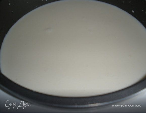 И так нам нужно молоко, я люблю делать на домашнем молоке, также для закваски варенца использовать домашнюю сметану. Первым делом надо сделать топленное молоко. Это можно сделать несколькими способами
1) В дровяной печи в чугунке, ставится в теплую печь на ночь, после этого молоко приобретает характерный кремово-бежевый цвет и имеет много пенок, в объеме уменьшается на 1/3. 2) В духовке в чугунном котелке или любой другой посуде, при температуре 160*С, упаривать часов 5-6, до приобретения характерного цвета и уменьшении объема на 1\3. 3) В термосе, заливаем горячее молоко в термос со стеклянной колбой и оставляем на 12-15 часов, молоко будет иметь кремовый цвет и не будет иметь насыщенного вкуса, но при этом сохранится объем молока, 4) То чем пользуюсь я, и так, мультиварка, наливаем молоко в мультиварку, у меня было 3 литра, включаем режим тушения, на 5 часов. 