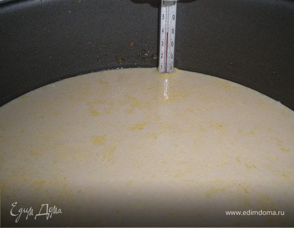 Далее нам надо остудить его до 40*С (руке еле-еле тепло если подержать в молоке), это оптимальная температура для заквашивания. Когда молоко остынет, соберем пенки, я люблю варенец с пенками, поэтому я их пока просто откладываю в сторону.