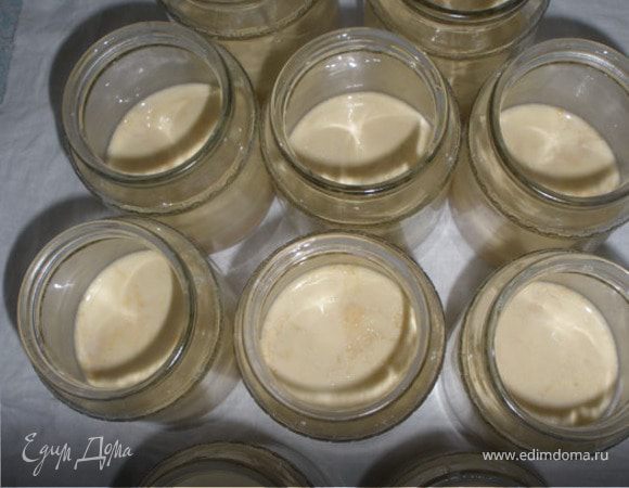Добавляю немного в каждую баночку топленного молока и размешиваю. Это нужно для того чтобы сметана лучше смешалась с топленным молоком.