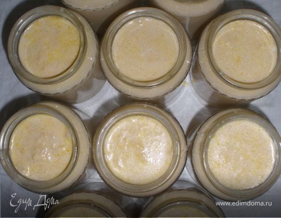 Доливаю каждую баночку топленным молоком до верха, еще раз размешиваю и раскладываю пенки в каждую баночку, закрываю капроновыми крышками. Укутываем наши баночки и оставляем часов на 6-8 все зависит от температуры окружающей среды. Через 6 часов можно вынуть баночку и посмотреть, при наклоне должен плохо варенец отходить от стенок. После этого убрать в холодильник и дать постоять еще часа 4.