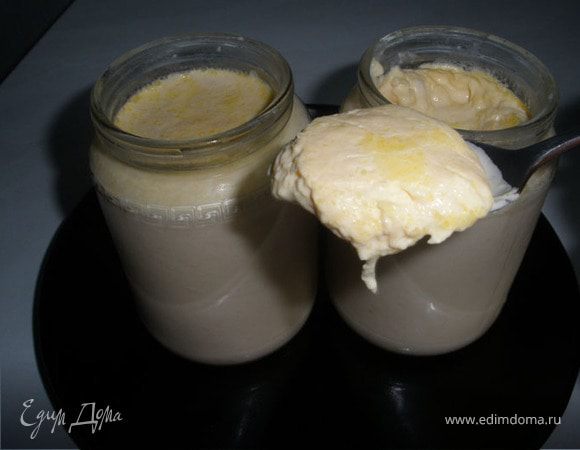 Варенец должен быть густой как йогурт. В качестве закваски можно использовать и кефир, и йогурт, не обязательно сметану. Но у меня именно со сметаной ассоциируется вкус бабушкиного варенца. 