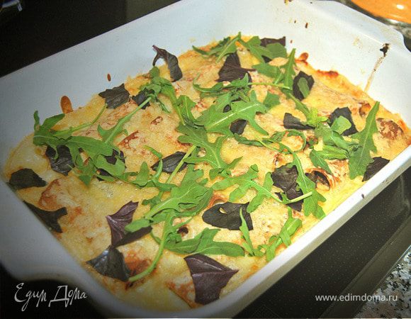 Запекаем 30 минут, после чего посыпаем сыром и ставим обратно печься еще на 10-15 минут.
Готовые каннелони можно подать на стол прямо в блюде или порционно, по три трубочки на человека.
Украсить базиликом или рукколой.

Приятного аппетита!