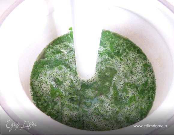 Куриное филе нарезать небольшими кусочками, сложить в кастрюлю, залить холодной водой и поставить на средний огонь. Довести до кипения, снять пену, убавить огонь.Добавить резаный картофель. Как только картофель будет готов, добавить шпинат, зелёный лук, укроп,чеснок.Кусочки курицы достать из кастрюли. Опустить погружной блендер и всё измельчить. Снова поставить кастрюлю на тихий огонь, положить кусочки курицы, приправить смесью перцев, прованскими травами, солью. Суп готов.