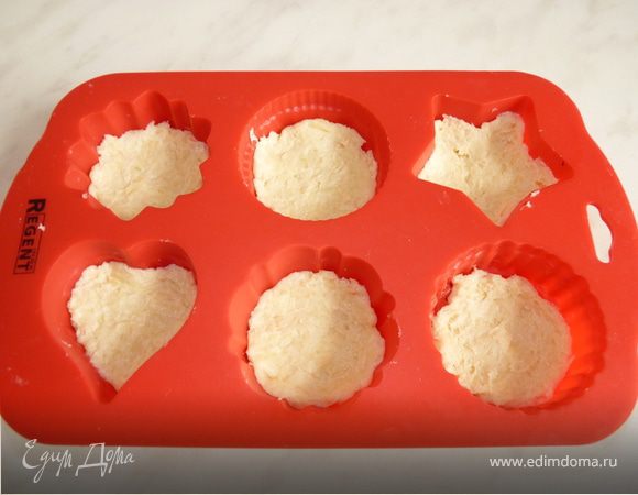 Сырное печенье:
Из перечисленных ингредиентов вымесить тесто, завернуть в пищевую плёнку и положить в холодильник на 30 минут. Можно разложить тесто в формочки или раскатать в пласт толщиной 3мм и вырезать маленькие фигурки. выпекать в духовке 180гр. 8-10 минут.