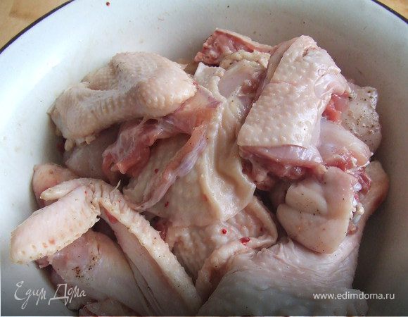Цыпленка порубить на части.