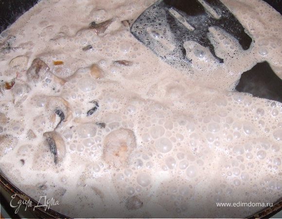 Шампиньоны порезать на 4 части и обжарить с луком на слив.масле минут 5-7. Влить вино, довести до кипения и добавить сливки. Варить пока соус не начнет густеть (у меня это заняло 3 минуты).