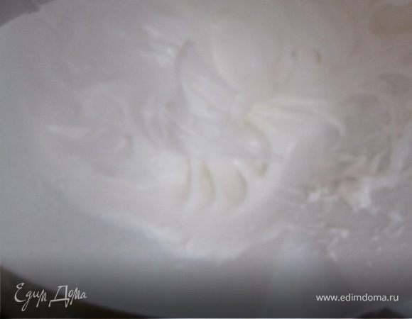 Желтки отделить от белков.
Охлажденные белки взбить со щепоткой соли.
Добавить половину сахара.
Взбить до стойких пиков.