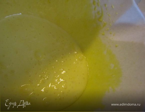 Желтки взбить с оставшимся сахаром.