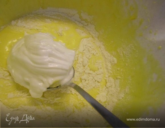 Муку смешать с крохмалом.
Добавить к желткам по 1 ст.л. муку попеременно с белками.
