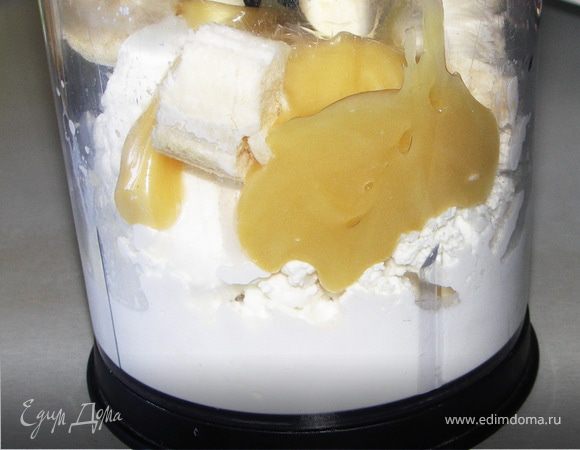 Купим творог и питьевые сливки с самым маленьким сроком годности, не перезрелые бананы и приступим к приготовлению:) Творог, нарезаннный банан, мед, ванильный экстракт и сливки (сначала налейте 50–70 г) помещаем в блендер и измельчаем. Если консистенция требует, подливаем еще сливок. У меня ушло примерно 150 мл сливок, но думаю, что все зависит от консистенции творога.