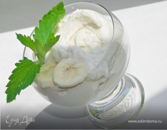 Выкладываем мороженое в контейнер и убираем в морозилку. Через 2 часа получится мягкое мороженое.