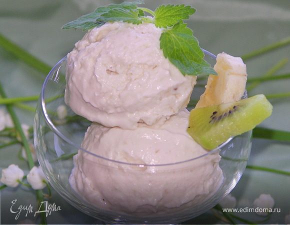 Через 4 часа — полноценные шарики. Мороженое можно дополнить кусочками любых фруктов и ягод или же полить вкусным натуральным сиропом. Приятного аппетита!